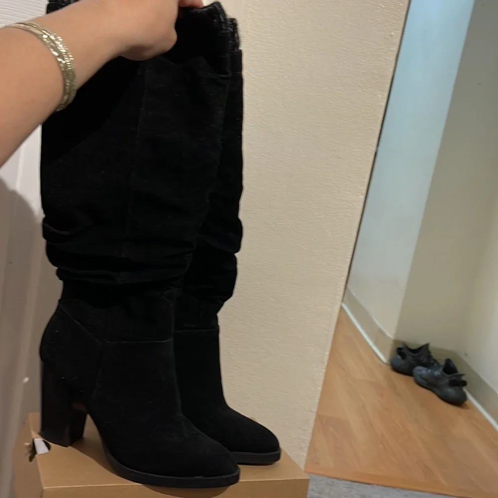 Boots - Picture 3 of 4